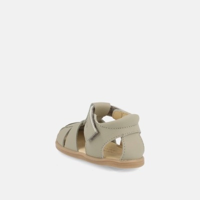 Sandália de criança bege com fecho velcro e design aberto lateral