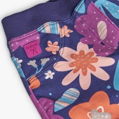 Roupas com padrão floral colorido e etiqueta rosa taobao