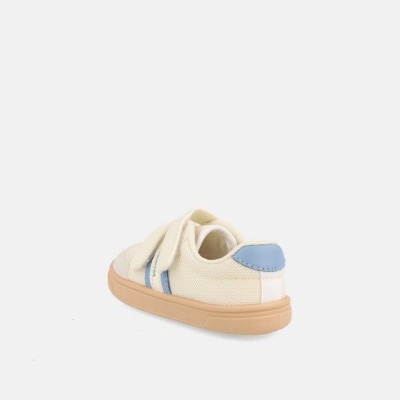 Sapatilha infantil creme com sola castanha e detalhes azuis