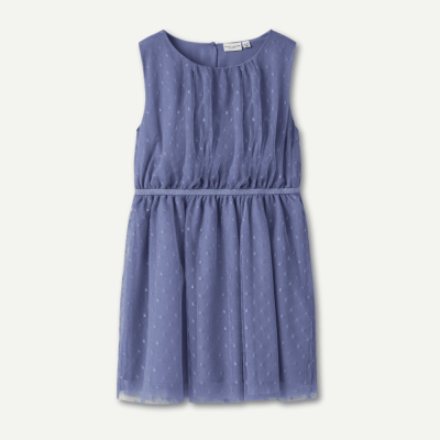 Vestido infantojuvenil azul lilás com padrão de pontos texturizados