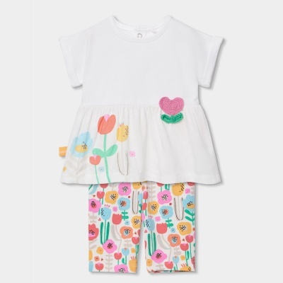 Conjunto de roupa infantil com t-shirt branca e calças florais coloridas