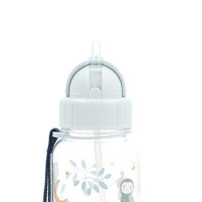 Garrafa transparente com tampa branca e decoração infantil.