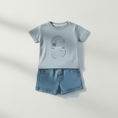 Conjunto de roupa para bebé com t-shirt azul clara e calções azuis