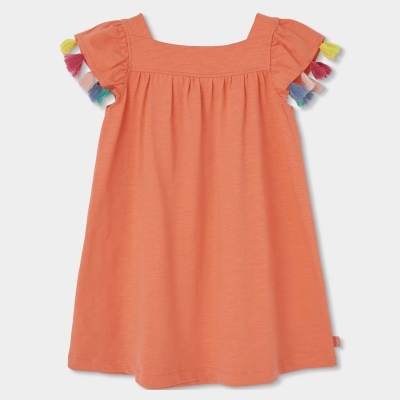 Vestido cor salmão com tasséis coloridos nas mangas.