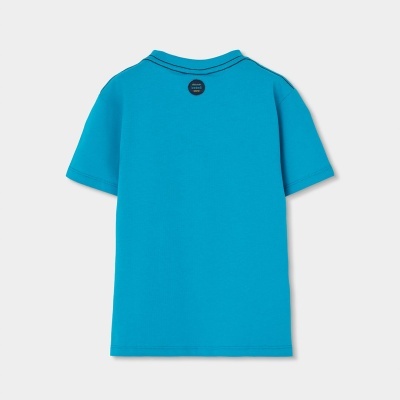 T-shirt infantil azul turquesa com etiqueta discover boboli world nas costas