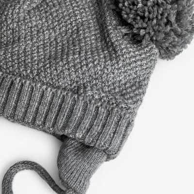 Gorro de malha cinzenta com pompom e tira