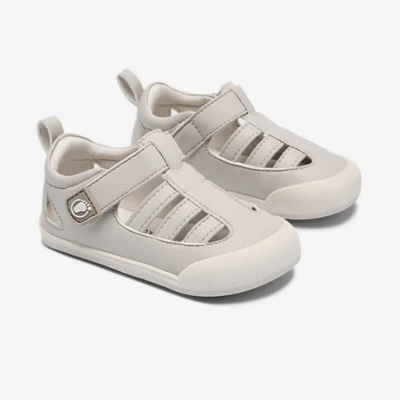 Sapatos infantis bege claro com tiras e fecho de velcro