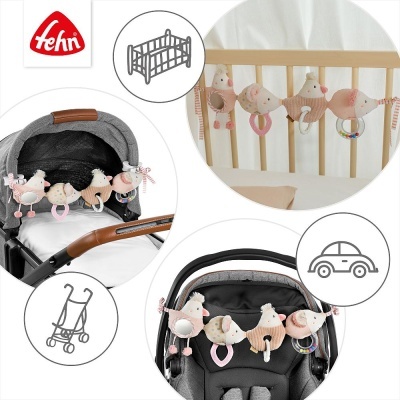 Barra de brinquedos de bebé com figuras em tecido cor-de-rosa e bege para berço, carrinho e cadeira de automóvel.