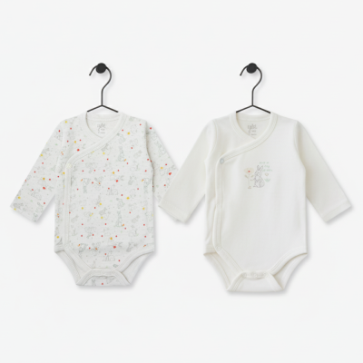 Dois bodys de bebé com padrões de coelhos e flores em tons claros