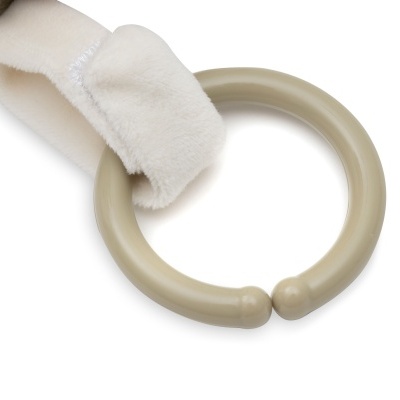 Anel plástico bege com faixa de tecido suave branco e bege