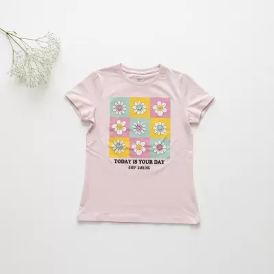 T-shirt rosa clara com estampado de flores sorridentes e texto motivacional