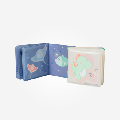 Livro de banho infantil com desenhos de dinossauros e peixes sobre superfície branca