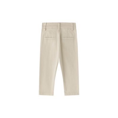 Calças bege claras com bolsos traseiros e presilhas para cinto