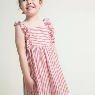 Vestido infantil de riscas vermelhas e brancas com babados.