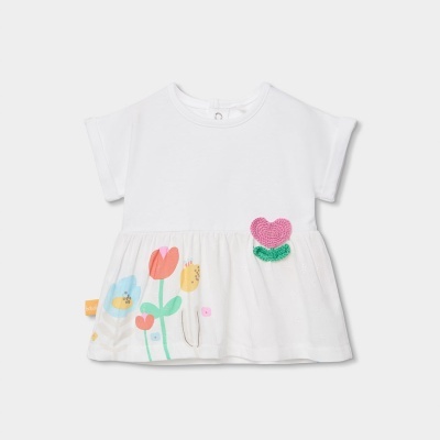 Camisola branca infantil com flores coloridas e coração em tecido