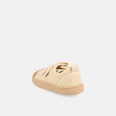 Tênis infantil bege em tecido de lona com sola castanha