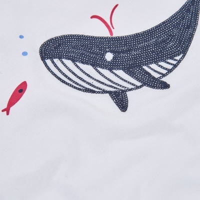 Impressão de baleia azul escura e branca com peixe vermelho em tecido branco