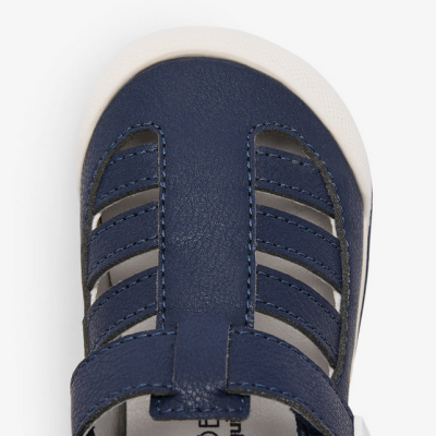 Sandália infantil azul com sola branca e fecho de velcro