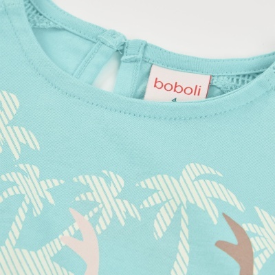 T-shirt azul clara para criança com padrão de palmeiras e etiqueta boboli.