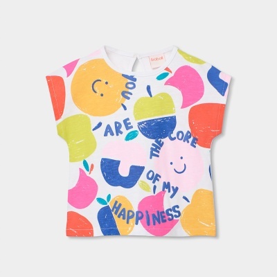 Camisola branca com estampado de frutas coloridas e texto em azul