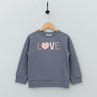 Camisola cinzenta de criança com a palavra LOVE em letras coloridas e coração cor-de-rosa no peito.