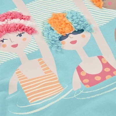 Tecido azul com desenho de duas mulheres nadadoras com fatos de banho e cabelo tridimensional colorido