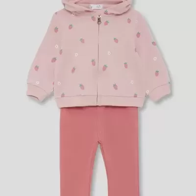 Conjunto infantil rosa com casaco de capuz estampado com morangos e calças lisas.
