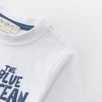 T-shirt branca de criança com texto azul em relevo THE BLUE OCEAN