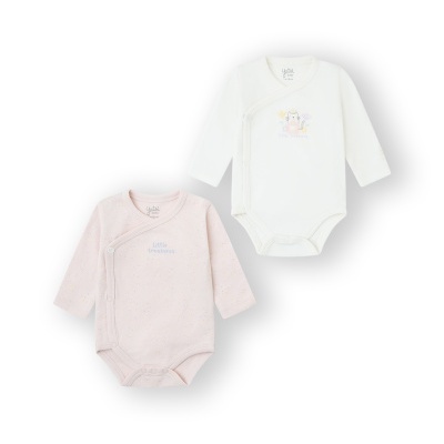 Dois bodies de manga comprida para bebé, um rosa claro com pontos amarelos e texto azul, outro branco com desenho de gato e texto 'little treasures'.