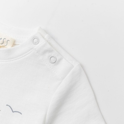 T-shirt branca para bebé com botões e etiqueta Newness