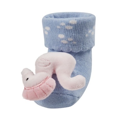 Meia azul de bebé com padrão branco e cavalo-marinho rosa em relevo.