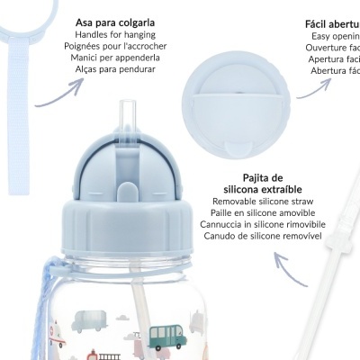 Garrafa infantil azul clara com ilustrações de veículos e tampa com palhinha de silicone.