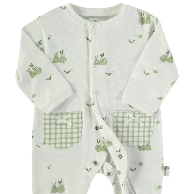 Pijama bebé branco com estampado verde e bolsos xadrez