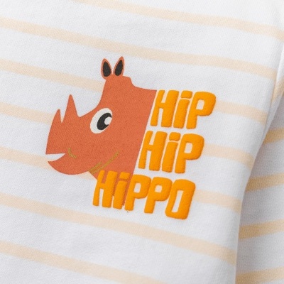 Estampa rinoceronte laranja e texto HIP HIP HIPPO em roupa branca às riscas cor de bege claro
