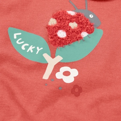 Camisola coral com estampa de joaninha e folhas com texto LUCKY