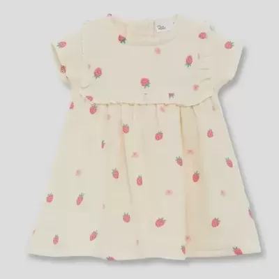 Vestido de bebé branco com padrão de morangos rosa e manga curta