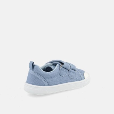 Sapatilha infantil azul de lona com sola branca e fecho de velcro