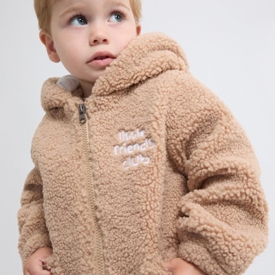 Casaco infantil bege felpudo com capuz e bordado 'little friends club'.