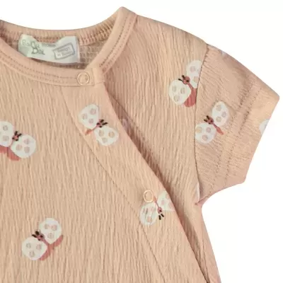 Body de bebé cor de pêssego com padrão de borboletas brancas e cor de ferrugem