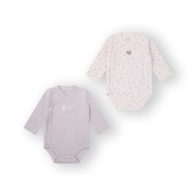 Dois bodies de bebé rosas com manga comprida, um com padrão floral e outro com texto branco.