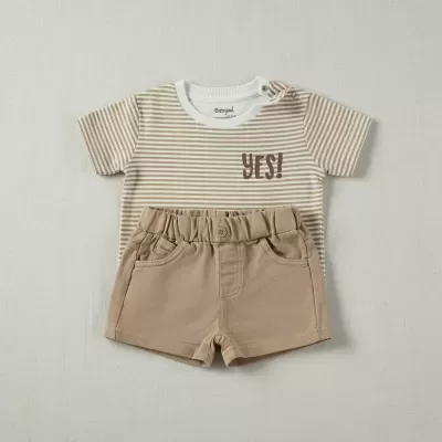 Conjunto infantil com t-shirt às riscas bege e branco e calções bege