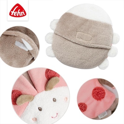 Almofada infantil macia em forma de animal rosa e bege com pompons brancos