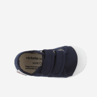 Ténis infantil azul escuro com sola branca, fecho de velcro e etiqueta Victoria visto de cima