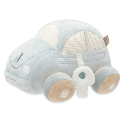 Pelúcia de carro azul claro com detalhes creme e chave pendurada branca
