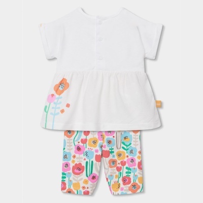 Conjunto de roupa de bebé branco com estampado floral colorido nas calças