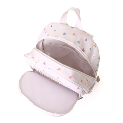 Mochila pequena branca com estampas coloridas e dois compartimentos abertos.