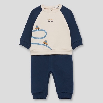 Conjunto de bebé creme e azul escuro com camisola estampada e calças