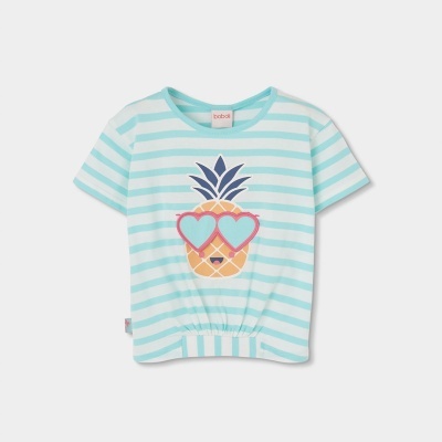 T-shirt infantil riscas azul claro e branco com estampa de ananás e óculos de coração.