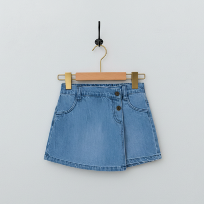 Saia curta de ganga azul clara pendurada num cabide