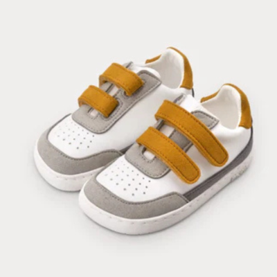 Sapatilhas infantis brancas e cinza com tiras amarelas de velcro